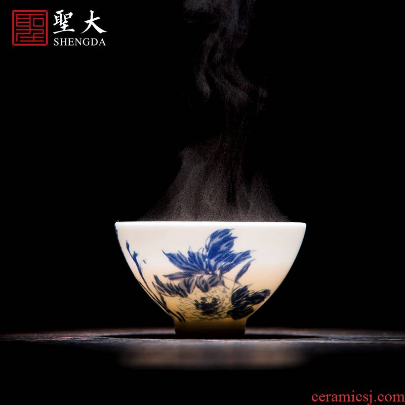 The big blue and white Guo master Shifu cup sample tea cup hand - made ceramic kung fu master cup all hand of jingdezhen tea service