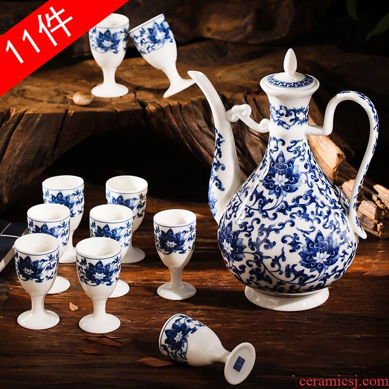 Jingdezhen blue and white porcelain white wine wine suits for ipads porcelain high - end Chinese style household ceramics hip flask glass suite