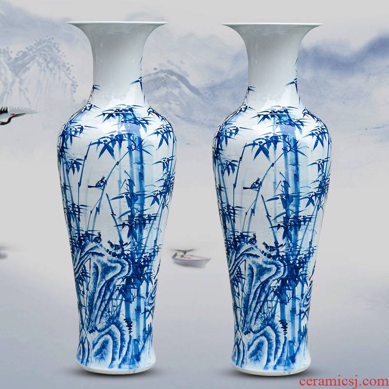 Jingdezhen ceramic masters hand draw large vases, furnishing articles now rising household decoration for the opening of the blue and white porcelain gifts