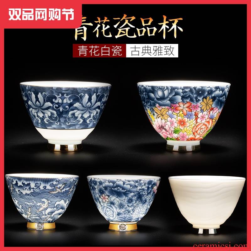 Blue and white porcelain masters cup sample tea cup single jingdezhen single ceramic cups of tea light cup kung fu building lamp that large bowl