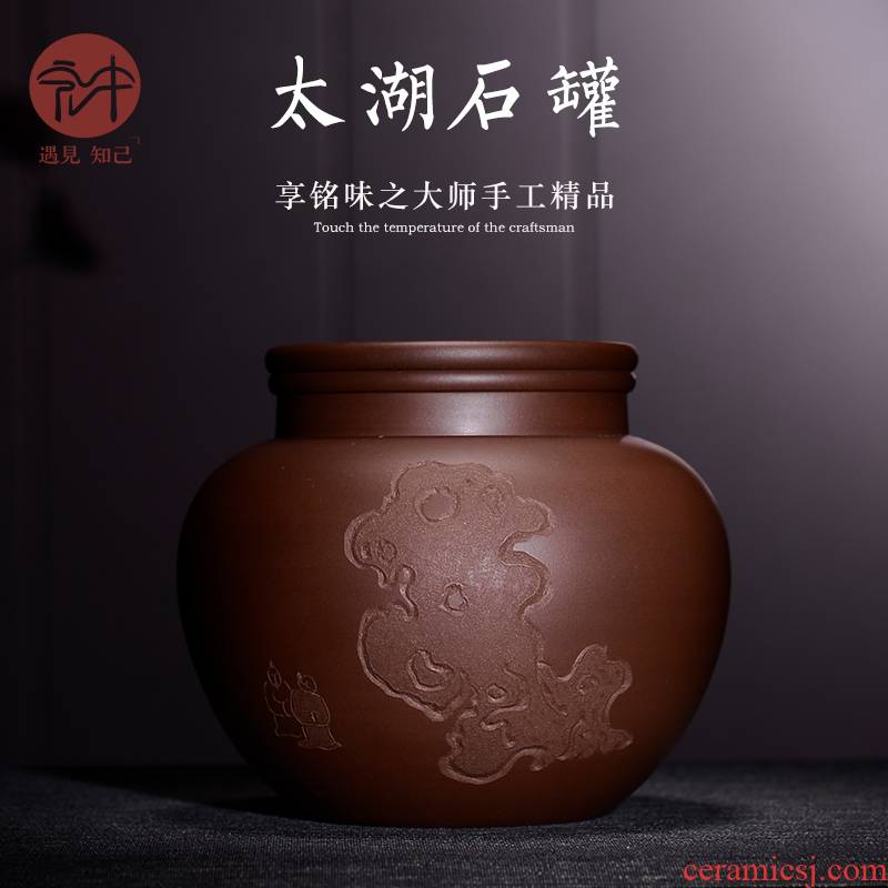 Macro "famous works" violet arenaceous caddy fixings in a large hand loose tea tuo pot of pu 'er tea storage POTS