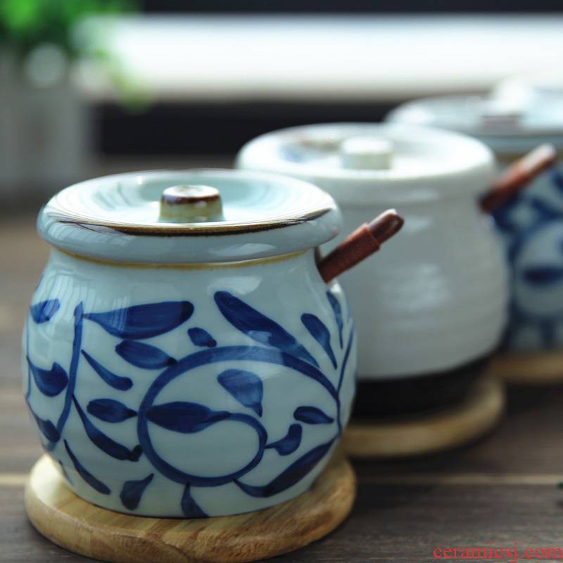 Under the glaze color Japanese - style tableware hand - made ceramic seasoning sauce bottles, cooking pot hot pepper cooked oil tank oil storage tank in the kitchen