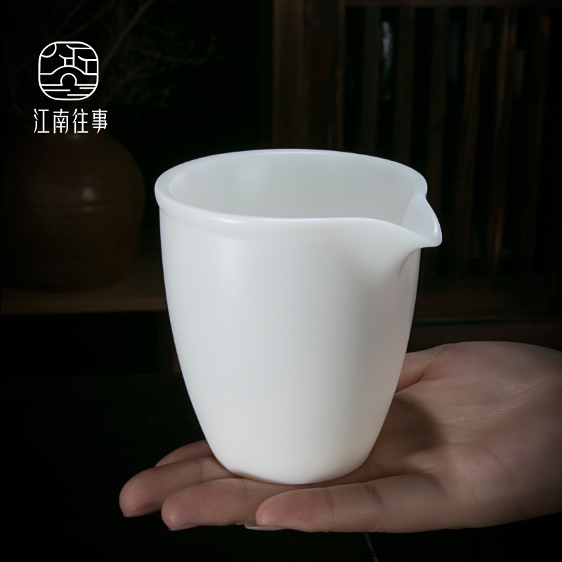 Jiangnan past fair dehua suet jade white porcelain cup points tea is tea sea ceramics fair hand grasp a cup of tea accessories