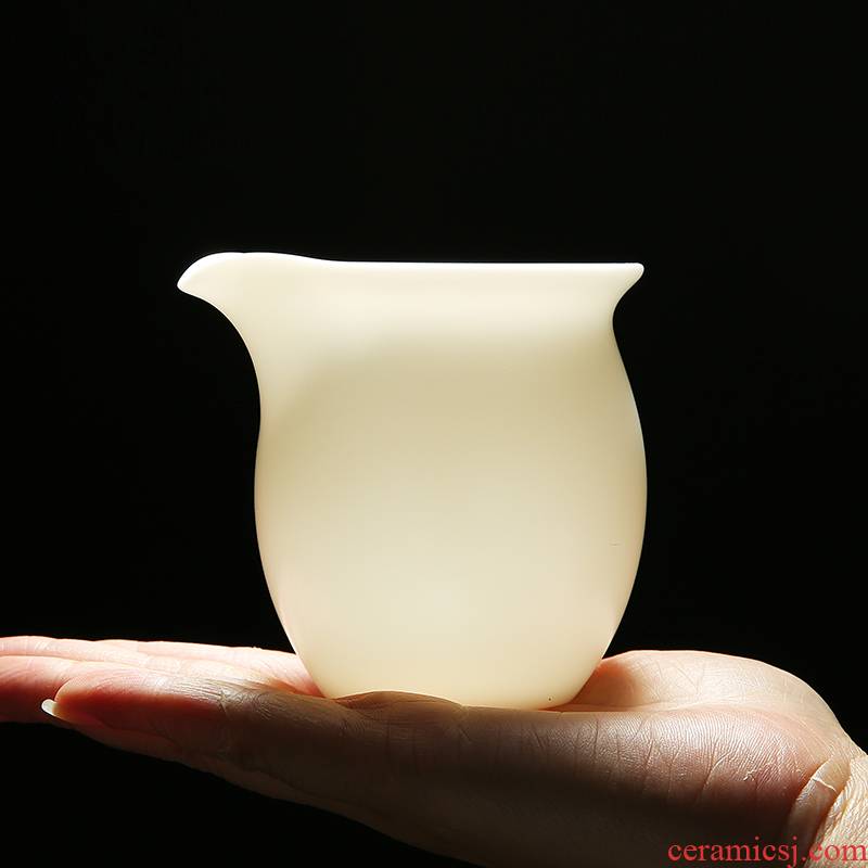 Fat white jade porcelain dehua ceramic fair keller GongDaoBei points male white porcelain cup kung fu tea is the tea tea accessories