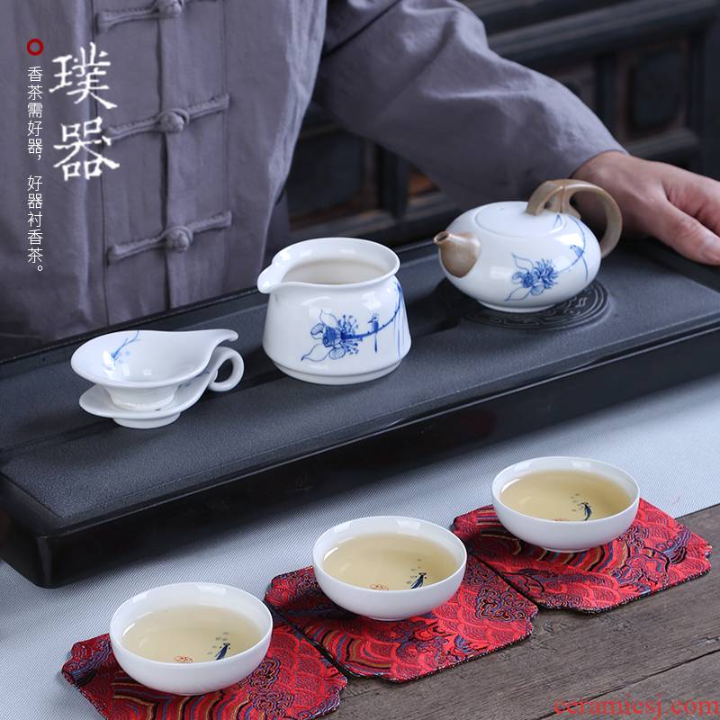 The Hand of a complete set of blue and white porcelain tea sets home office kung fu tea set ceramic teapot just a cup of tea