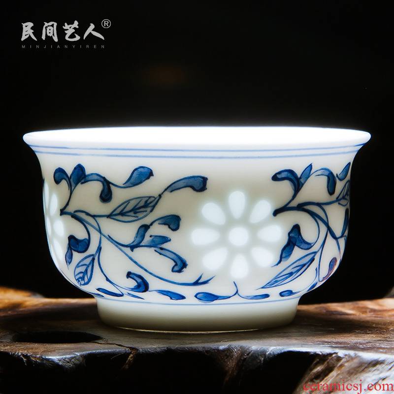 Jingdezhen blue and white and exquisite hollow out sample tea cup hand - made ceramic craft master cup tea set single CPU kongfu tea