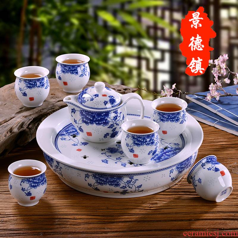 A complete set of ceramic kung fu tea set household of Chinese style restoring ancient ways of blue and white porcelain of jingdezhen ceramic cups teapot tea tray