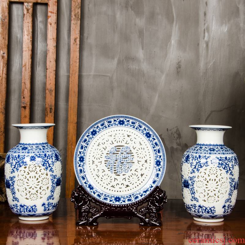 Hollow out of the blue and white porcelain vase furnishing articles three - piece archaize new Chinese flower arrangement sitting room adornment jingdezhen ceramics