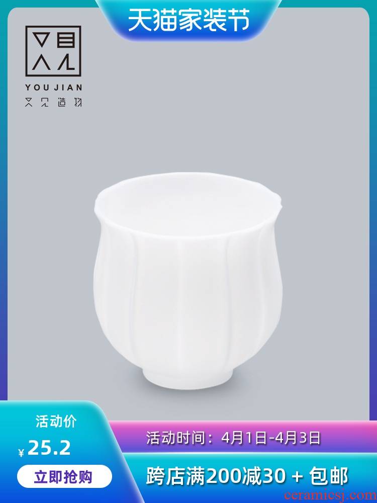 And the creation of large - sized ceramic sample tea cup kung fu tea cups white porcelain master cup of pu 'er tea cup single CPU