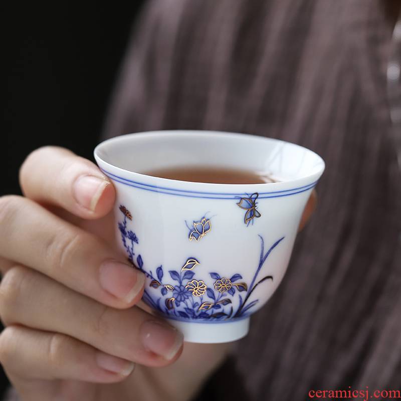 In the small blue and white porcelain tea cups a single floor of kung fu master cup of tea light hat cup sample tea cup bowl