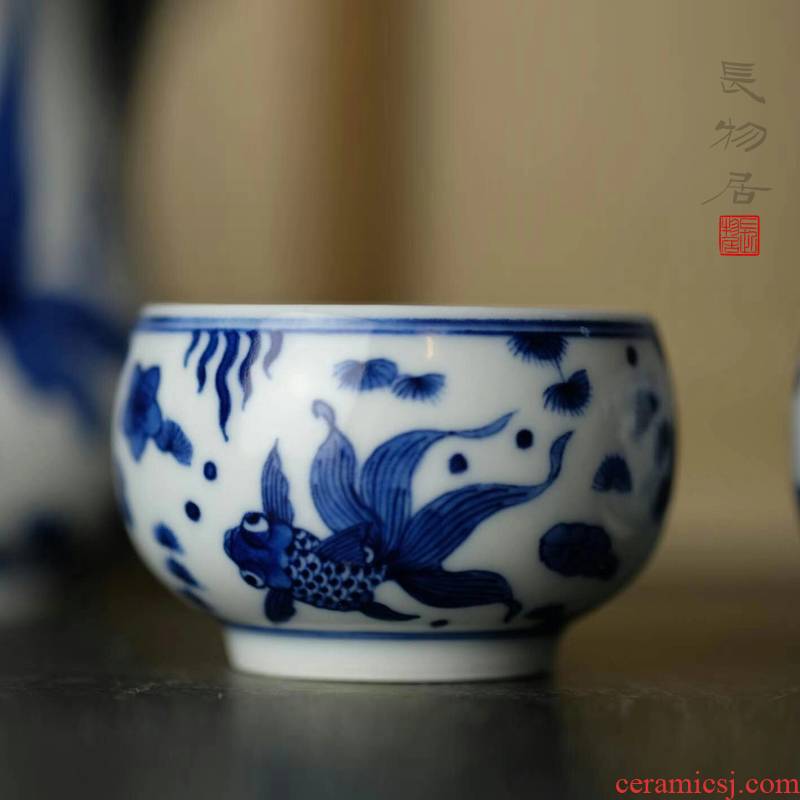 Offered home - cooked view taste good in blue and white goldfish sample tea cup bowl of jingdezhen ceramic tea set manually cups
