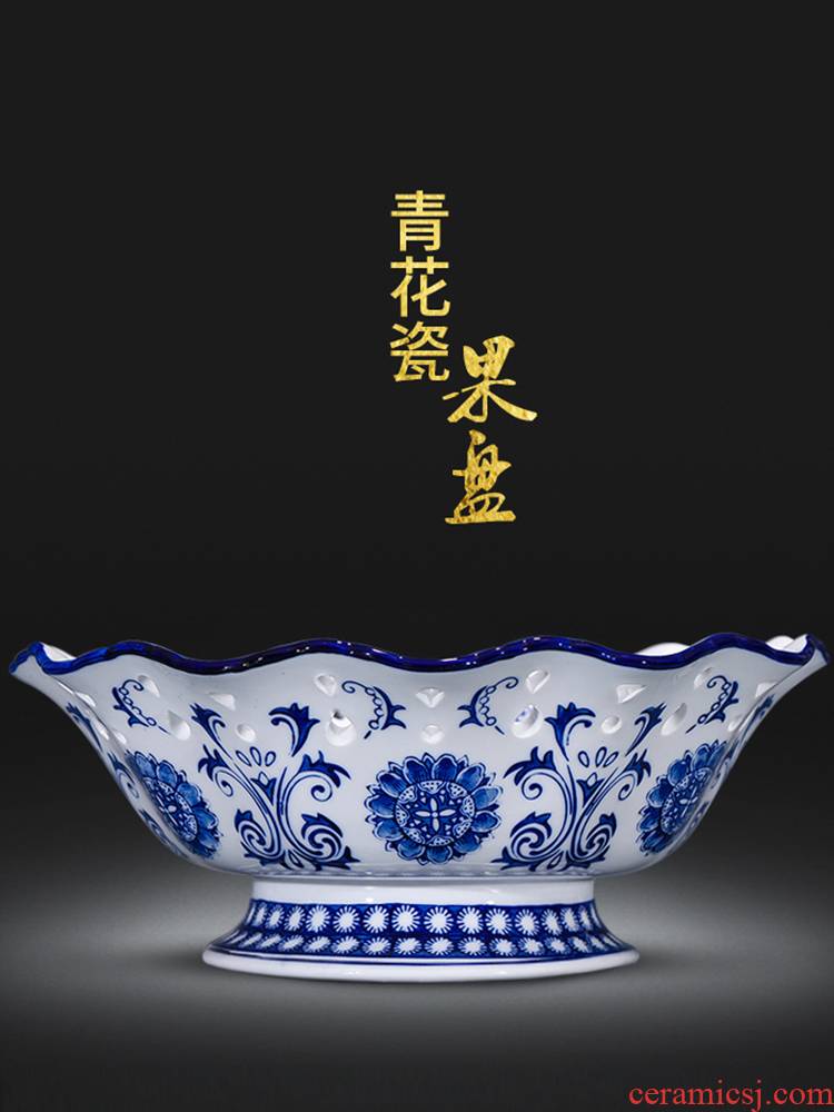 Jingdezhen ceramics creative basket of fruit snacks food basin of Chinese style classical hollow out of the blue and white porcelain arts and crafts