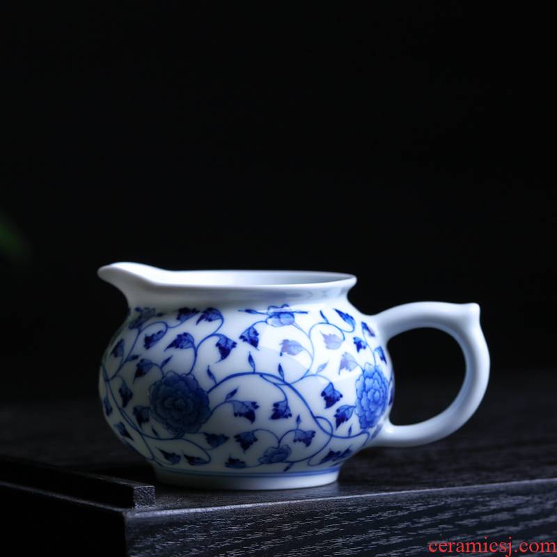 Offered home - cooked hand - made of blue and white porcelain in jingdezhen porcelain tea set fair keller of tea by hand points tea tea exchanger with the ceramics