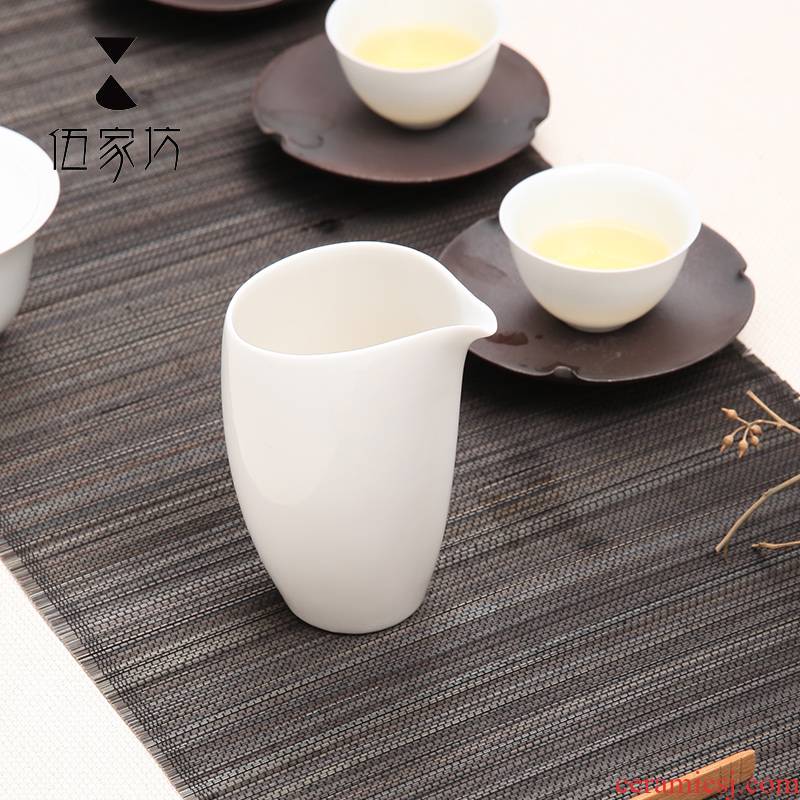 The Wu family fang MoBai white porcelain kunfu tea tea tea exchanger with the ceramics fair keller and a cup of tea is greedy cup
