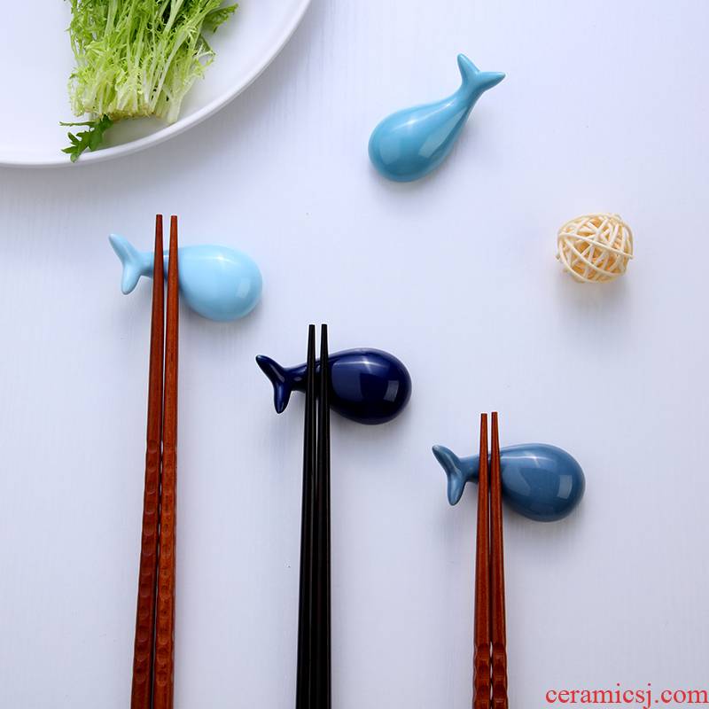 Ceramic creative chopsticks chopsticks frame frame supporting household express chopsticks small peach Japanese chopsticks holder frame chopsticks knife and fork spoon holder