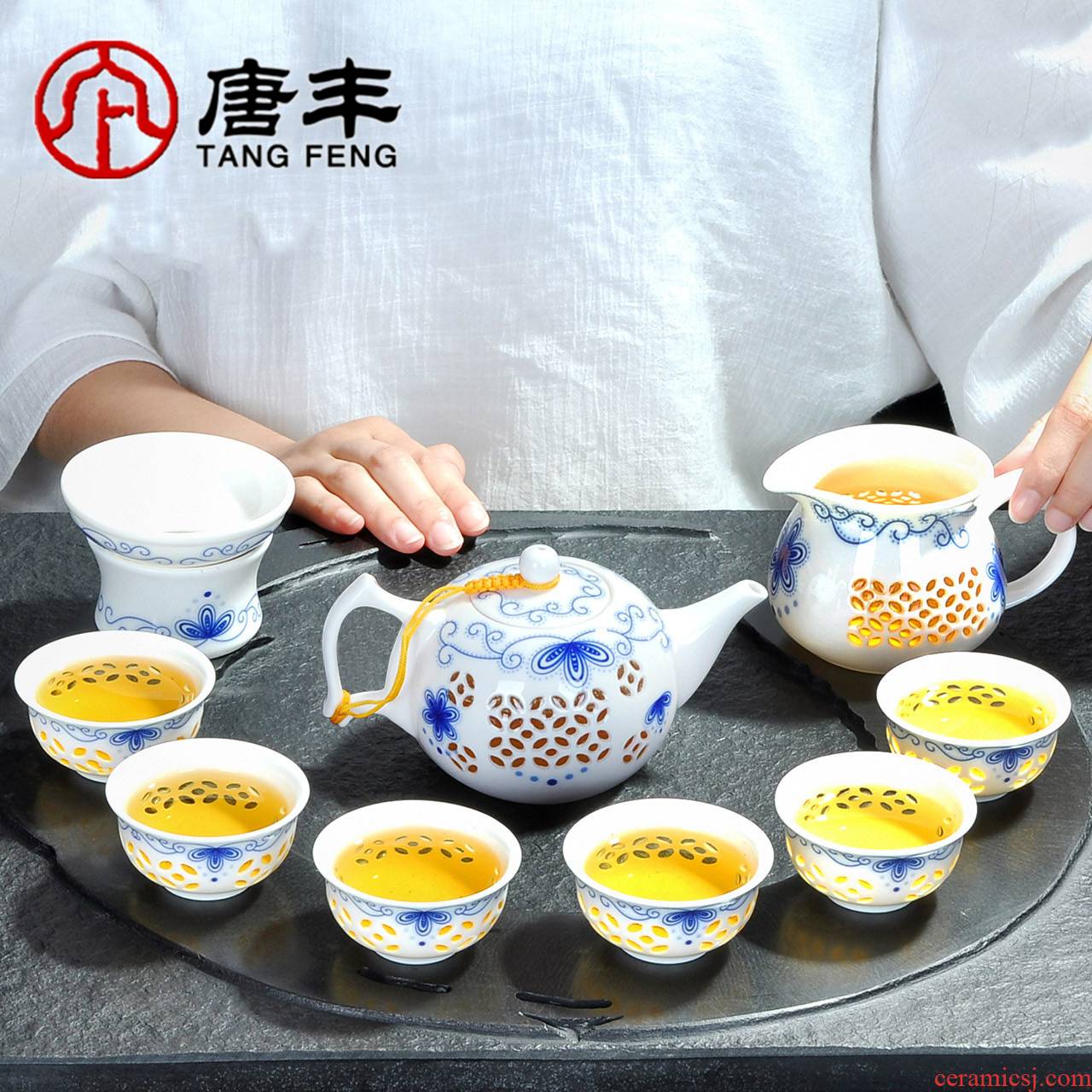 Tang Feng ceramic simple time tea service and exquisite blue and white hollow out of a complete set of kung fu suit holding the teapot tea cups