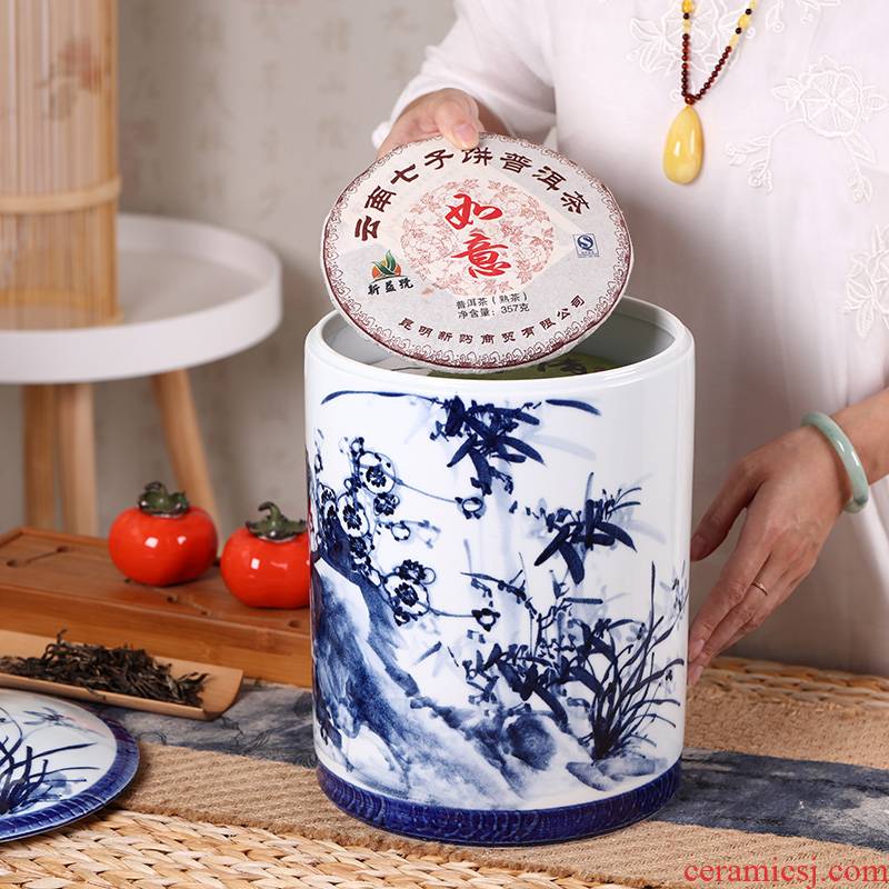 Hand made blue and white porcelain tea pot ceramic storage tank puer tea cake box big yards of household seal pot black tea, white tea barrel