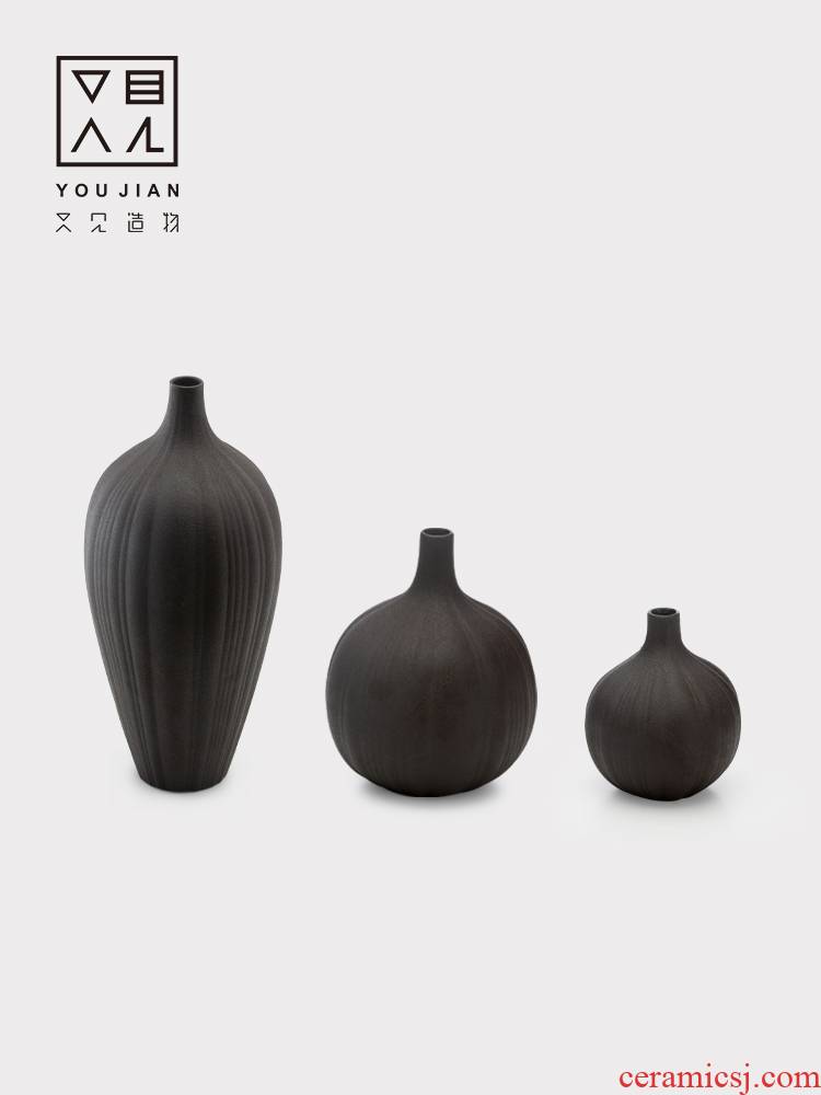And creation of black pottery zen Japanese flower implement floret bottle creative home furnishing articles manually restoring ancient ways is dried flower ceramic bottle