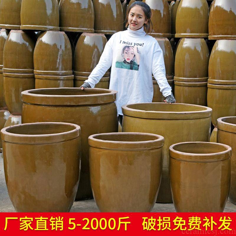 Trapped large tank ceramic old earthenware fermentation sauerkraut pickled cylinder barrel coarse pottery small household water storage tank