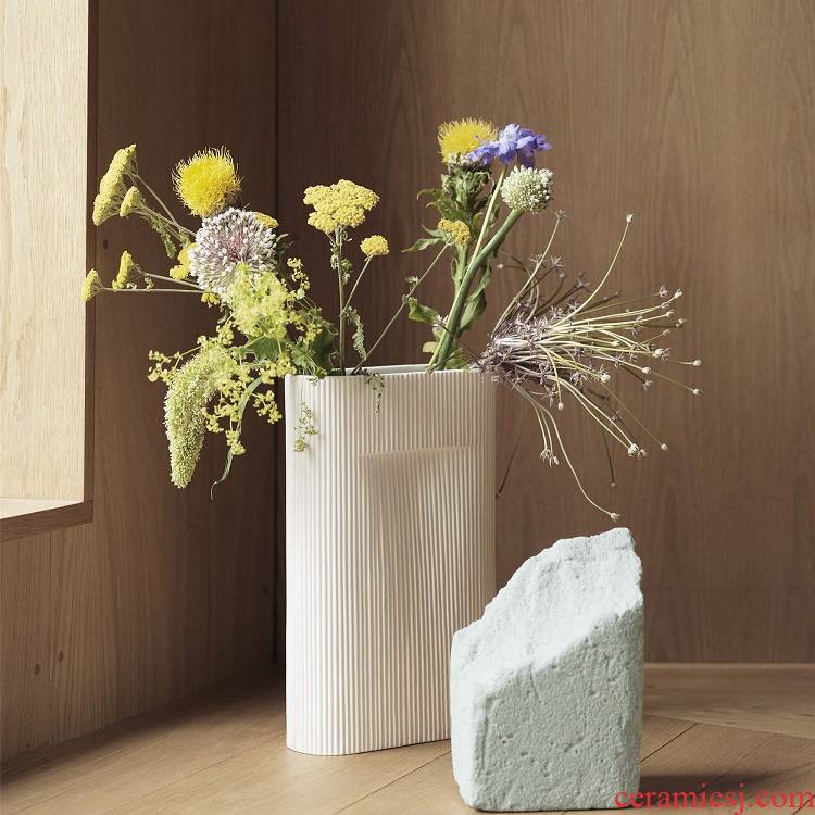 The Spot Denmark import MUUTO ridge clay vase desktop flower arranging flower implement the ground adornment furnishing articles in northern Europe