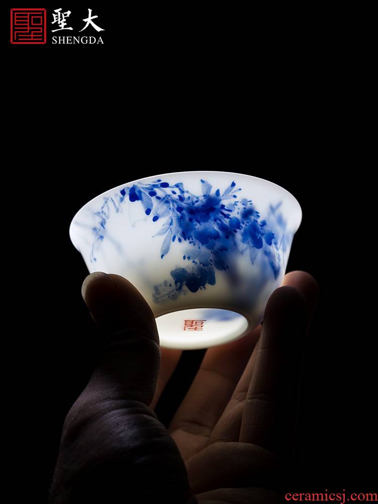 Santa teacups hand - made ceramic kungfu wisteria tree cylinder cup master cup sample tea cup jingdezhen blue and white freehand brushwork in traditional Chinese tea sets