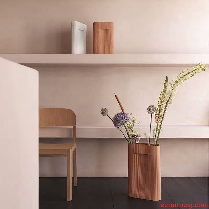 Denmark import MUUTO ridge clay vase desktop flower arranging flower implement the ground adornment is placed the Nordic model