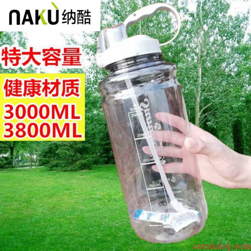 He cool large large capacity 5000 ml bottle of high - capacity plastic cups super 3 litres of water a cup men 's large 4000