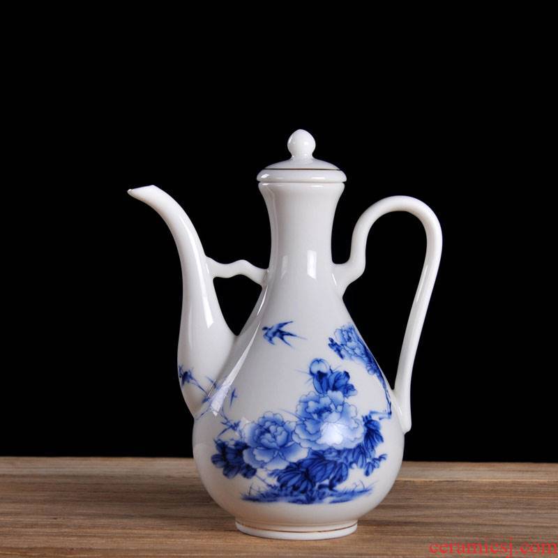 New jingdezhen domestic hip ceramic 1 catty outfit can heating temperature wine set of blue and white porcelain hip hip flask trumpet