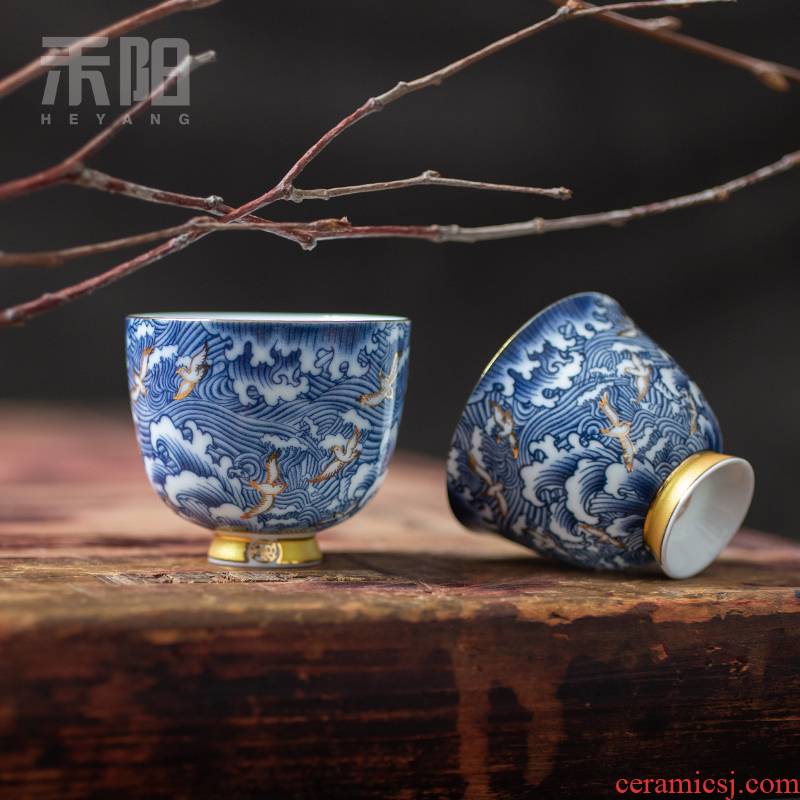 Blue and white porcelain cups send Yang kung fu tea set sample tea cup manually set of gold craft high dehua white porcelain cup master