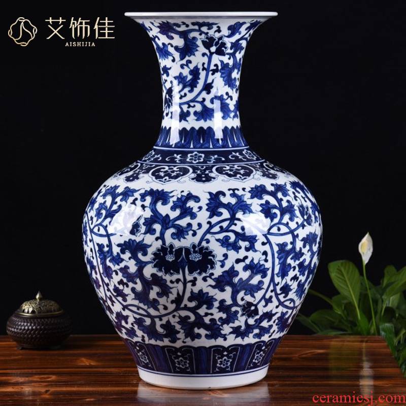 Jingdezhen ceramic vase hand - made archaize large blue and white porcelain bottle home flower arrangement sitting room adornment is placed