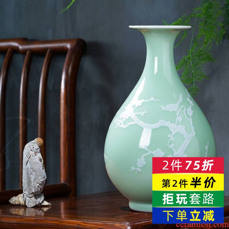 Jingdezhen porcelain ceramic green glaze name plum bottle of new Chinese style restoring ancient ways home sitting room ark, flower arranging decorative arts and crafts