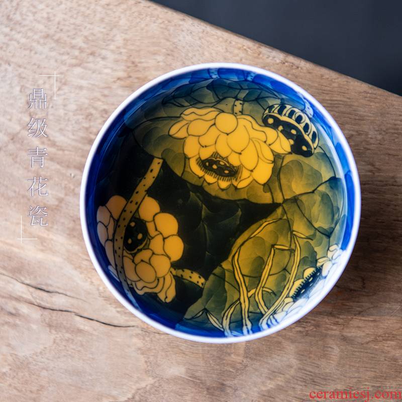 24 is hand - made of mix water pu - erh tea cup filled with the color of blue and white porcelain lotus kung fu single CPU master cup ceramic cups