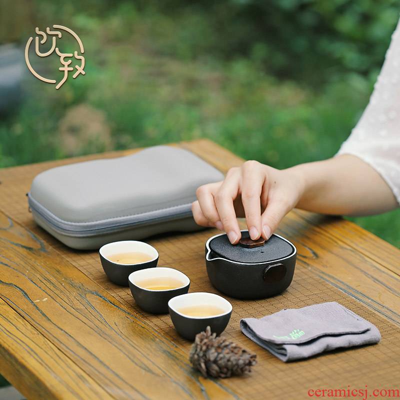 Ultimately responds to travel of black tea set a pot of three cups of portable portable is suing ceramic crack. A cup of tea