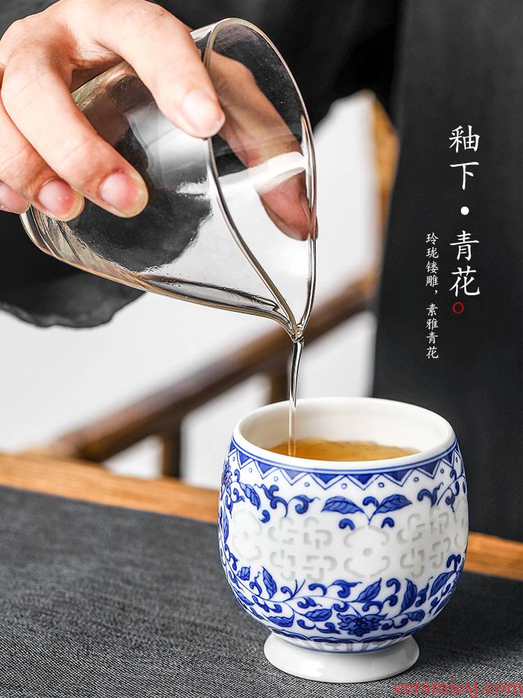 The Master cup single cup pure manual jingdezhen blue and white lotus flower kunfu tea white porcelain hand - made exquisite sample tea cup in use