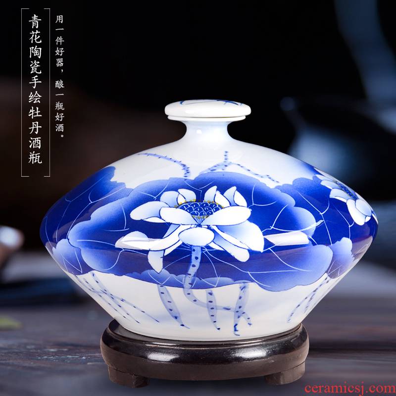Bottle is blue and white porcelain of jingdezhen ceramic art hand - made peony empty bottles 10 jins sealed Bottle furnishing articles