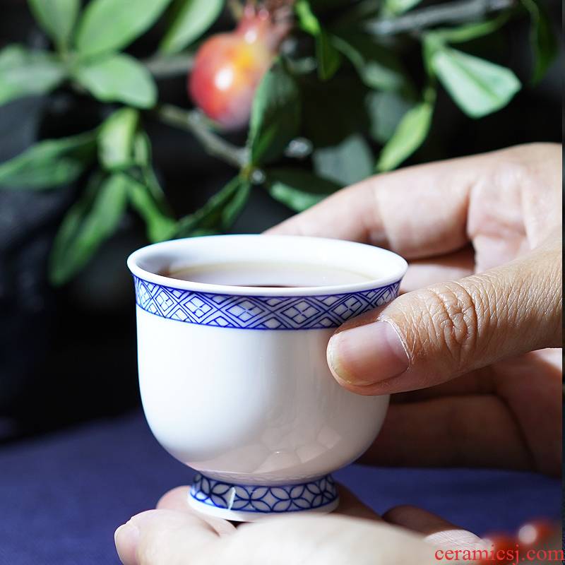 The Master of the blue and white porcelain cup single cup suit only hand - made of high - end checking ceramic jingdezhen kung fu tea sample tea cup