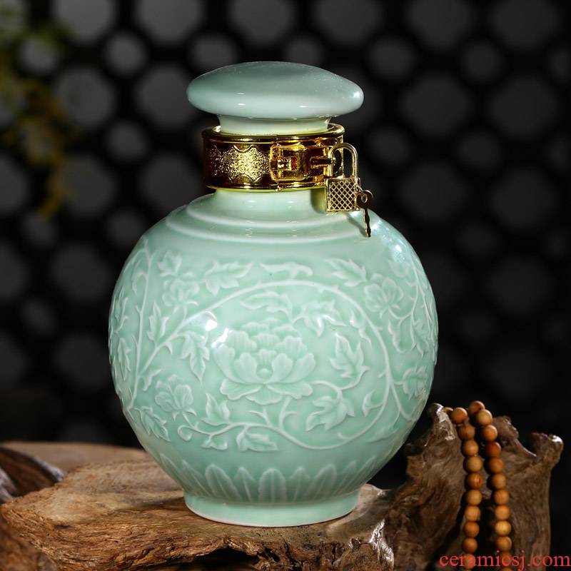 Jingdezhen ceramic jar bottle seal wine bottle is empty home wine bottle green glaze embossed bottle 3 kg