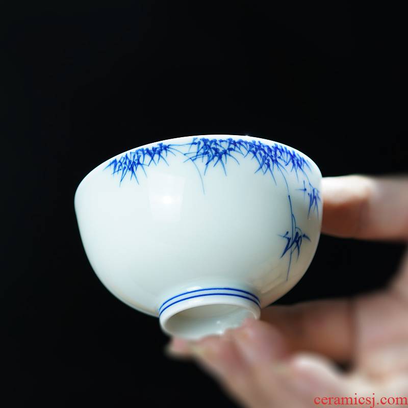Hand - made kung fu tea cups of blue and white porcelain of jingdezhen ceramic checking bamboo large single CPU master cup sample tea cup