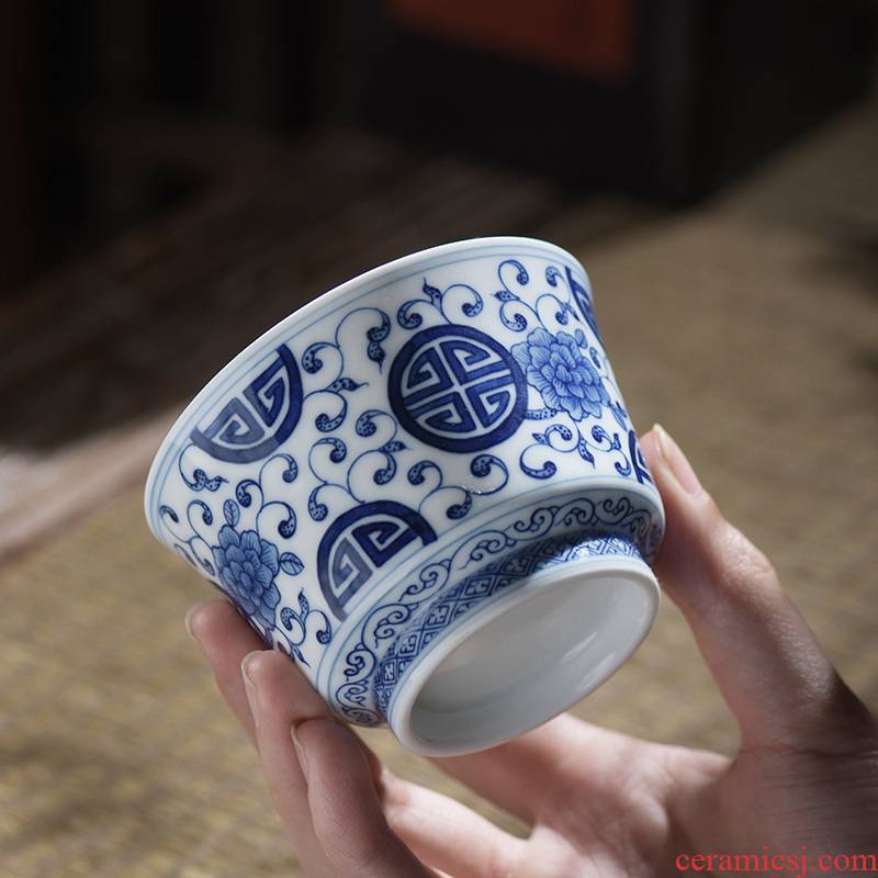 Put the lotus flower blue small jingdezhen ceramic cups hand - made of hand - made household to use large kung fu masters cup by hand