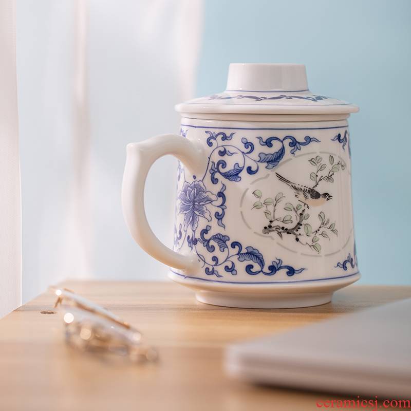 Jingdezhen blue and white porcelain cup jade cypress hand - made filter with cover male office mail tea cup tea separation motion pack