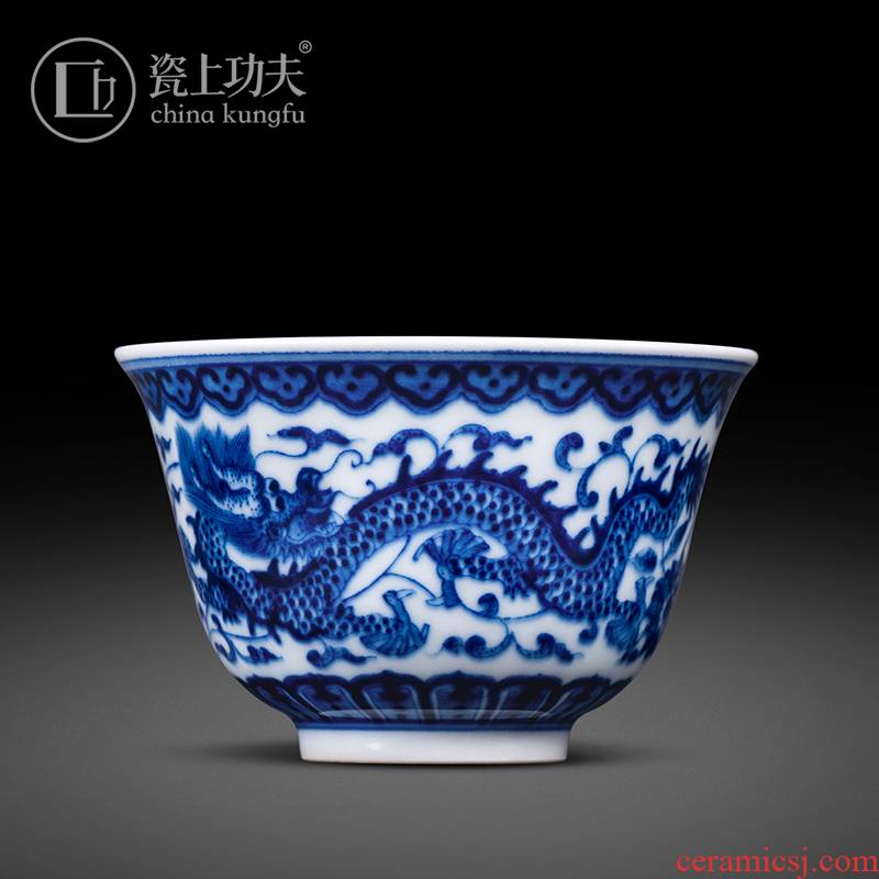 Ware jingdezhen blue and white maintain kung fu masters cup on dragon hand - made of high - end kung fu tea sample tea cup a cup of tea