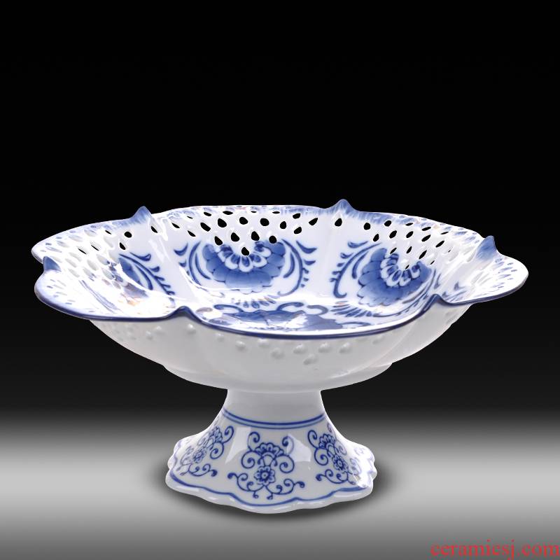 Jingdezhen ceramics new Chinese blue and white compote hollow out creative European fruit Lou empty carving decoration decoration