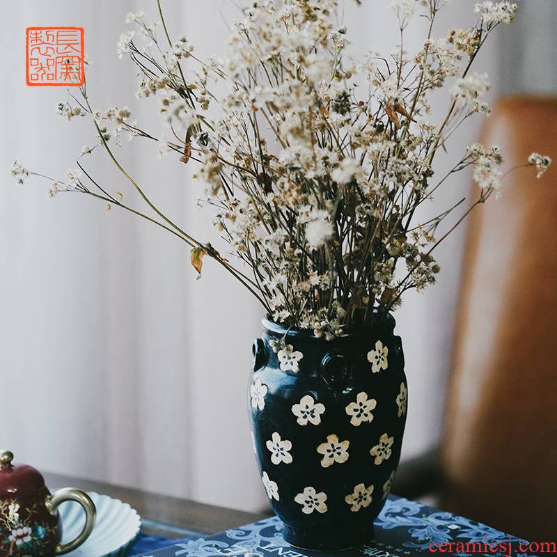 Offered home - cooked jizhou up in black glaze carved flower name plum texture is a small jar of jingdezhen ceramic vase is placed by hand