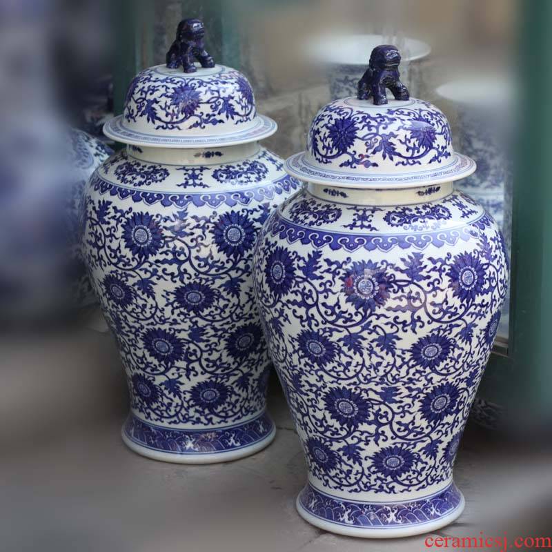 Jingdezhen porcelain put lotus flower, the general life of a word can lion body like blue and white general tank lid shape