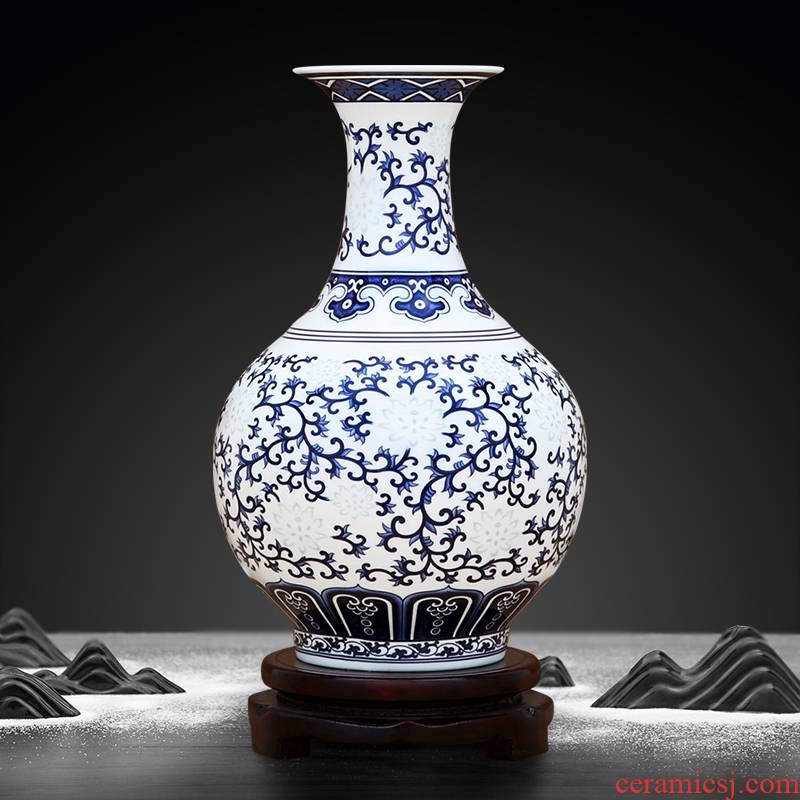 To the blue - and - white porcelain industry and exquisite branch lotus bottle