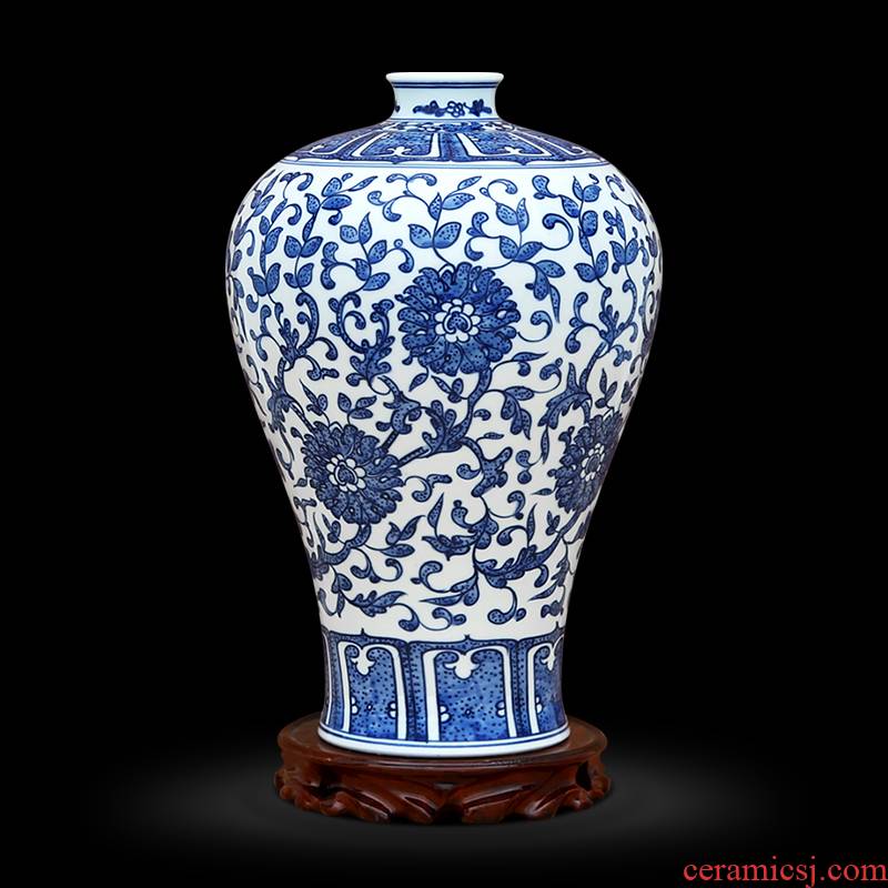 To the blue - and - white porcelain industry Wan Shouteng hand - made of vases