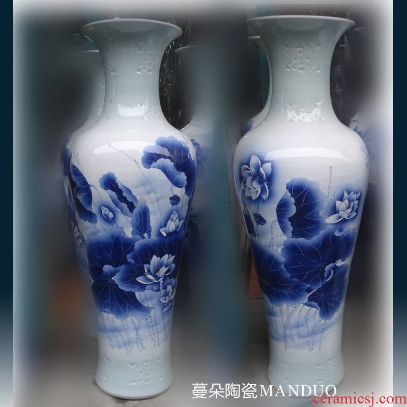 Jingdezhen hand - made of TV ark, elegant blue and white lotus vase vase beside TV sofa edge around 1 meter high