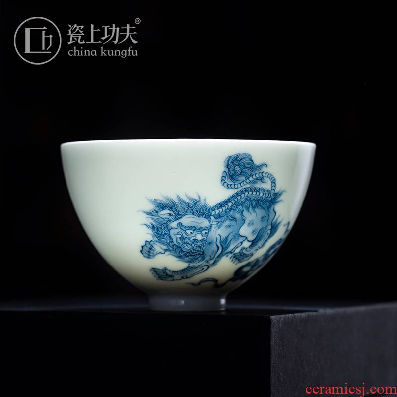 Blue and white lion big heart cup of jingdezhen porcelain on kung fu tea pure manual hand - made sample tea cup kung fu tea cups